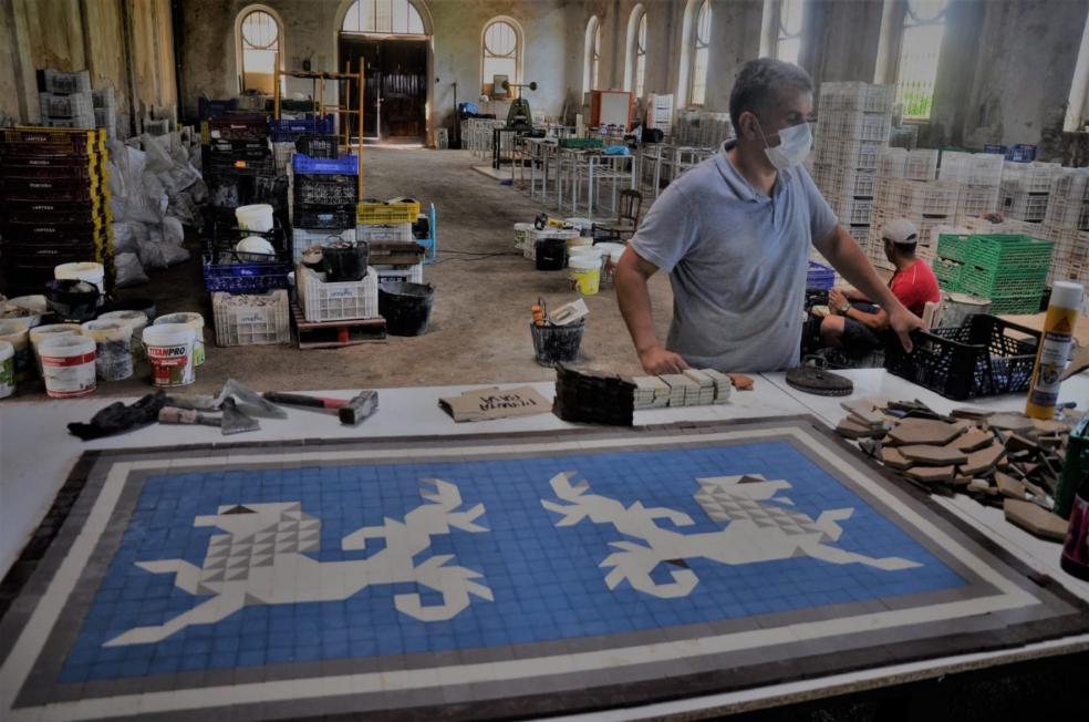 Salvador Escrivá ultima un mosaico de leones; al fondo el almacén de piezas recuperadas de Nolla. Abajo, recomposición en el suelo de un gran mosaico./