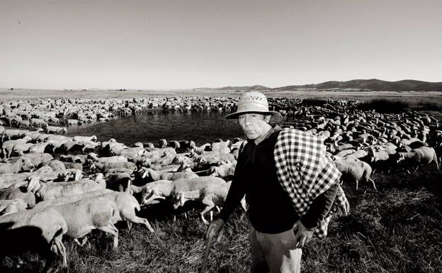 Amado Lizama, el pastor de Bello (Teruel) que atendia las llamadas de las personas que estaban solas durante los meses de aislamiento por la pandemia./