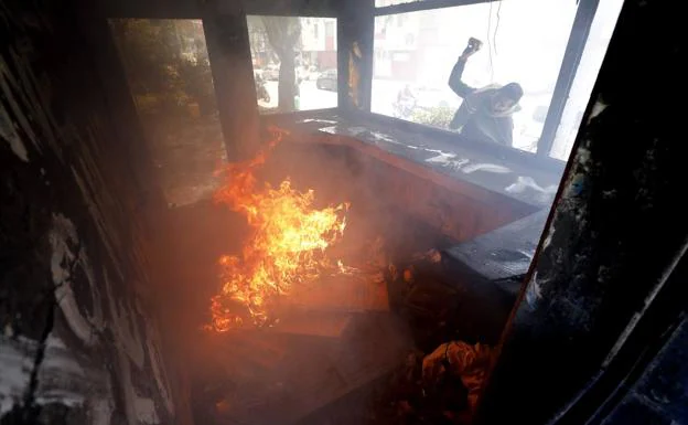 Incendio de una comisaría de la Policía en Bogotá./EFE