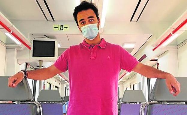 Trabajo. Jorge Muñoz viaja a diario desde Valencia a Gandia por trabajo, es contable.