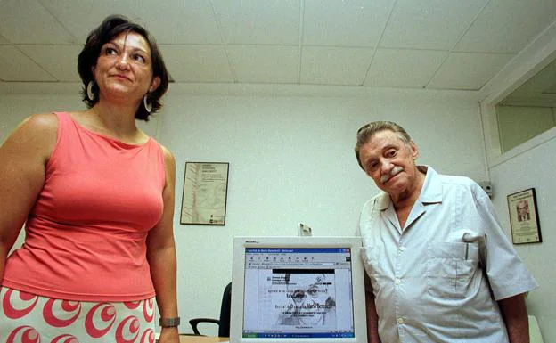 Benedetti, en Alicante en 2003, junto a Carmen Alemany, directora entonces del Centro de Estudios Iberoamericanos. /Efe