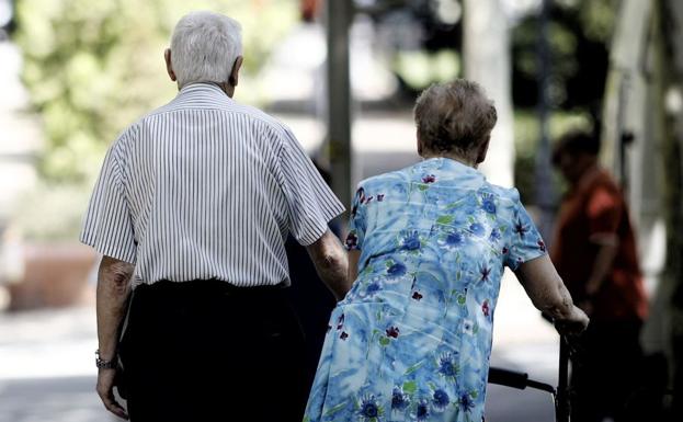Una pareja de ancianos pasean por la calle./Europa Press