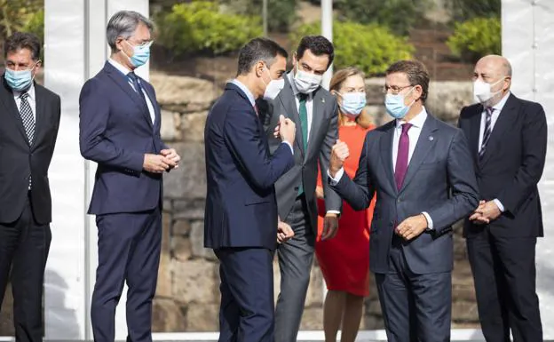 El presidente del Gobierno, Pedro Sánchez, junto a otros líderes políticos en el acto de clausura del II Foro La Toja./