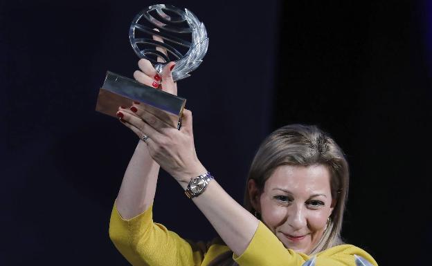 La ganadora del 69 Premio Planeta de novela con 'Aquitania' alza su trofeo. /EFE