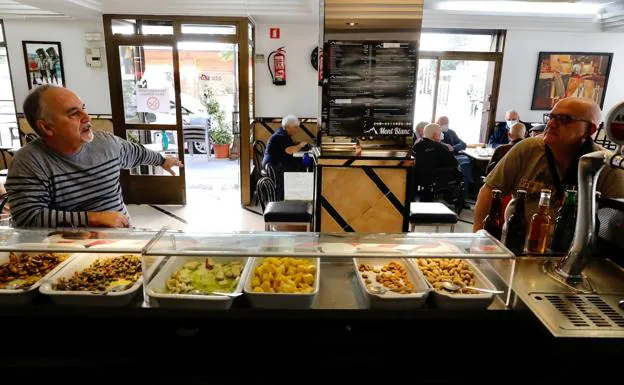 Dos clientes almuerzan en el Café Mont Blanc de Valencia tras aprobarse las nuevas restricciones sobre el consumo en barra. /Irene Marsilla