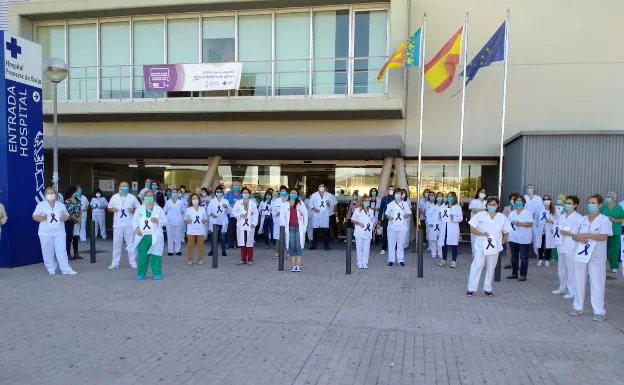 Sanitarios del hospital de Gandia dedican cinco minutos de silencio al celador fallecido./lp