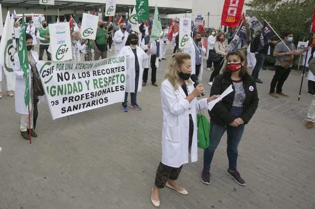 Portavoces sanitarias de CSIF (Dolly Prunés) y CCOO (Rosa Atiénzar) en la última protesta. /Damián Torres