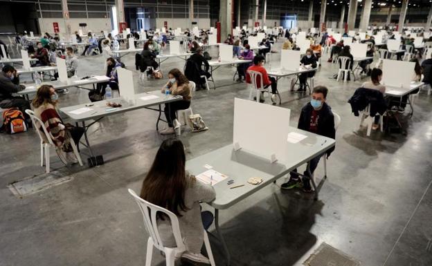 Examen C1 De Valenciano Un Examen De Valenciano Con Ropa De Abrigo Y Mascarilla Para 11 000 Aspirantes Las Provincias