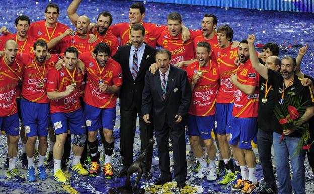 Juan de Dios Román, junto a Felipe VI, entonces Príncipe de Asturias, tras el oro mundial de España en 2013./AFP