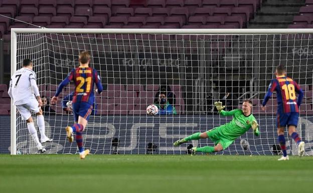 Cristiano Ronaldo marca de penalti el primer gol de la Juventus. /Josep Lago (Afp)