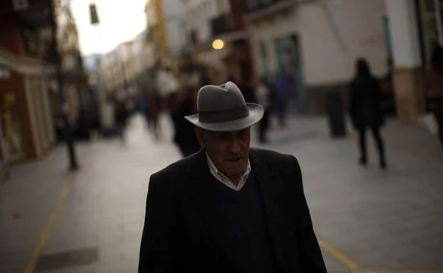 Jubilado en una calle de Ronda (Málaga), en una imagen de archivo. /R. C.