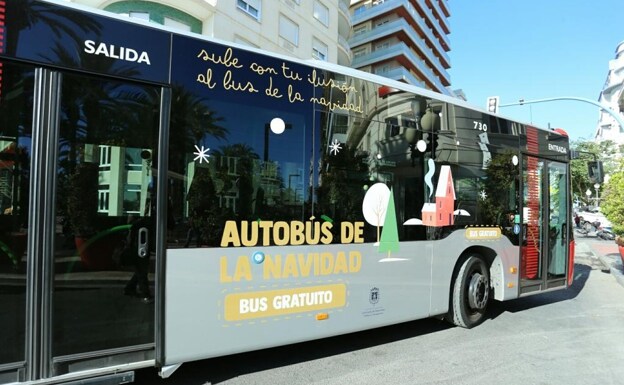 Imagen del autobús navideño gratuito que podrán usar los alicantinos hasta el 6 de enero. /L.P.
