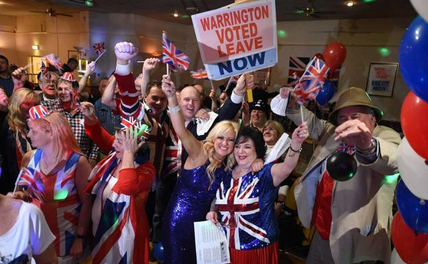 Partidarios del 'brexit' ondearon banderas británicas el 31 de enero pasado en una fiesta de celebración en Warrington, coincidiendo con la salida oficial de la Unión Europea./AFP
