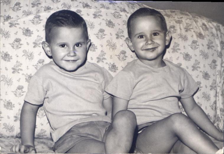 Francisco (i) y Luis (d) Díaz Baquerizo cuando tenían seis años.