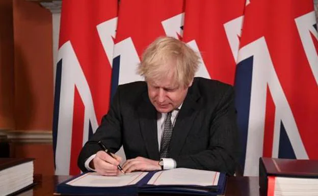 Boris Johnson firma el acuerdo con la UE en Downing Street/Reuters