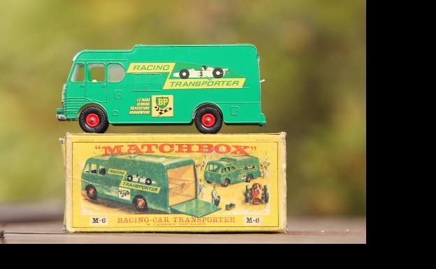 Uno de los clásico Matchbox, el camión de transporte de cocches de carreras