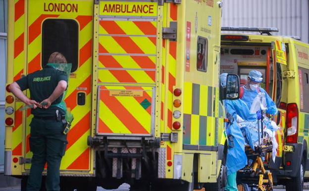 Varios sanitarios trasladaban ayer a un paciente a un hospital del centro de Londres. /Reuters