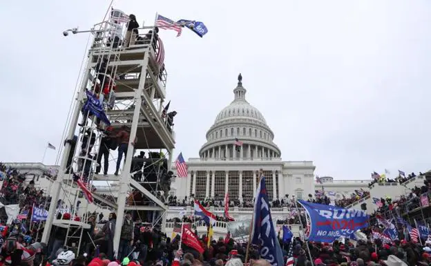 Seguidores de Trump en los terrenos del frente oeste del Capitolio de EE UU /EFE