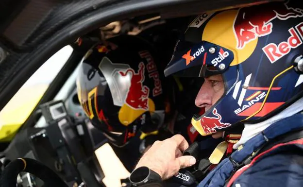 Carlos Sainz, durante la séptima etapa del Dakar 2021. /aFP