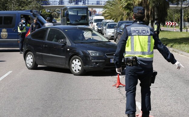 Control de la Policía Nacional en un acceso de Valencia. /JESÚS SIGNES