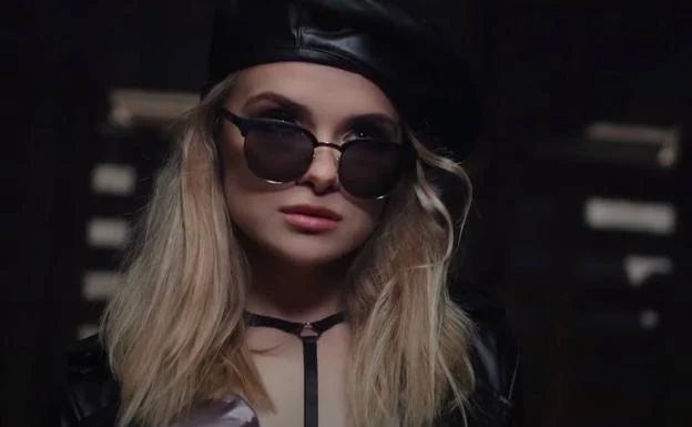 Marina Yers, en el videoclip de su canción 'Yoyo'./YOUTUBE