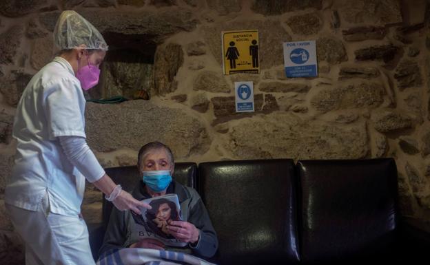 Una trabajadora atiende a una anciana de la residencia de Xacebáns (Ourense) ya vacunada./EFE