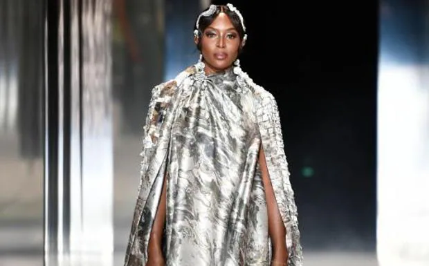 Naomi Campbell cerró el desfile de Fendi. /fendi