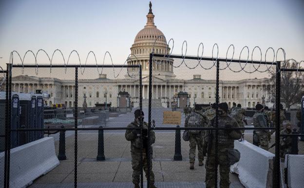 Miembros de la Guardia Nacional vigilan el perímetro del Capitolio./AFP
