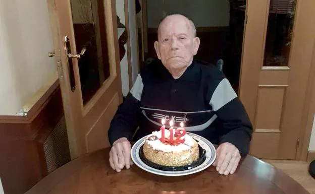 Saturnino, con su tarta de cumpleaños. /R. C.