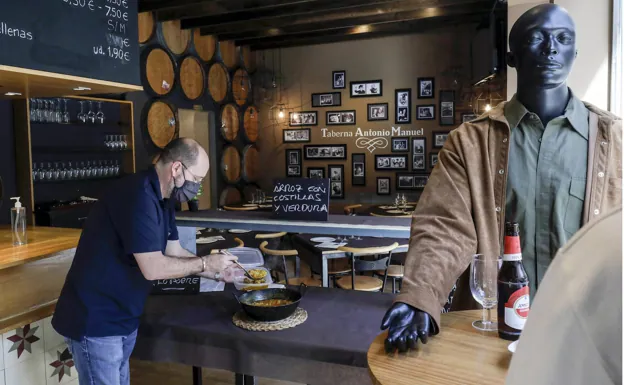 La Taberna Antonio Manuel, con maniquíes en las mesas, reabrió ayer para empezar a ofrecer comida para llevar.