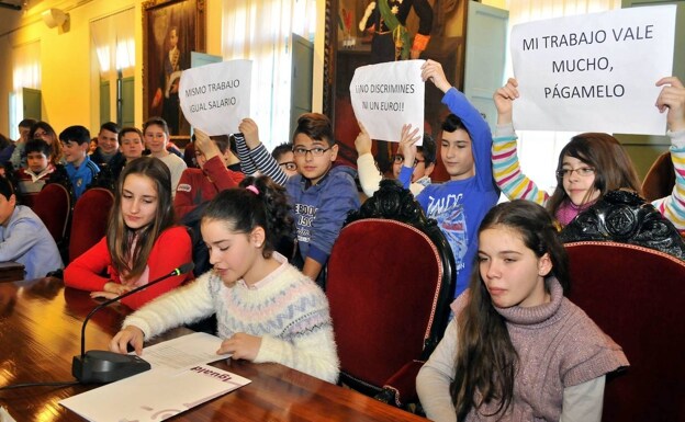 Pleno estudiantil por la igualdad en un colegio de Linares./R. C.