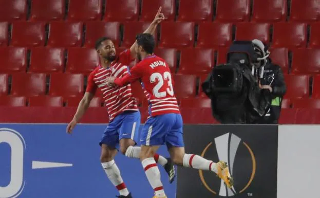 Kenedy celebra junto a Jorge Molina su gol al Nápoles./efe