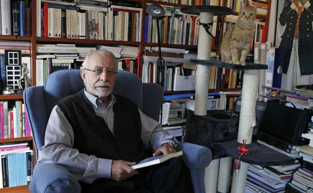 El escritor y académico José María_Merino, en su estudio de Madrid./EFE