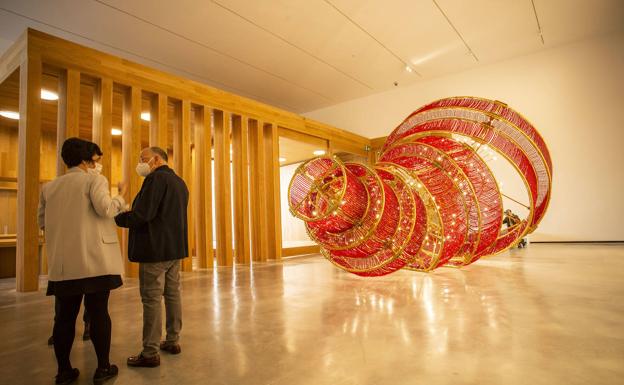La obra de Ai Weiwei 'Descending light', en el museo de Cáceres. /jorge rey