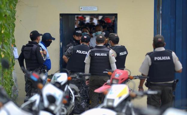 Policías ingresan al Centro de Rehabilitación Social de Guayas durante un amotinamiento, en Guayaquil./EFE