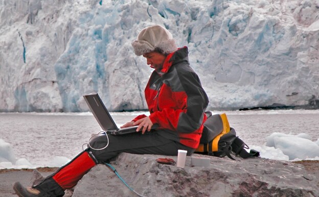 La glacióloga Carmen Domínguez consulta los valores del deshielo glaciar. /glackma