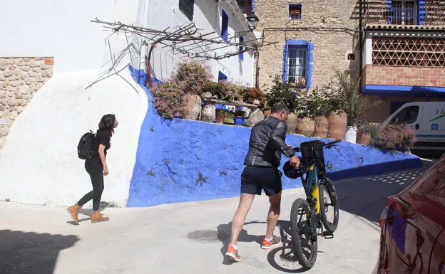Un vecino de Valencia alojado en una casa rural de Benissivà se prepara para recorrer el valle con su bicicleta.