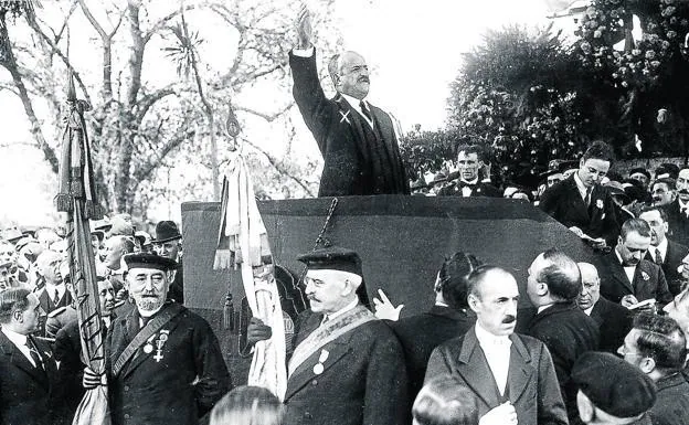 El conde de Romanones, pronunciando en Bilvaoa, en la conmemoración liberal del 2 de Mayo. /