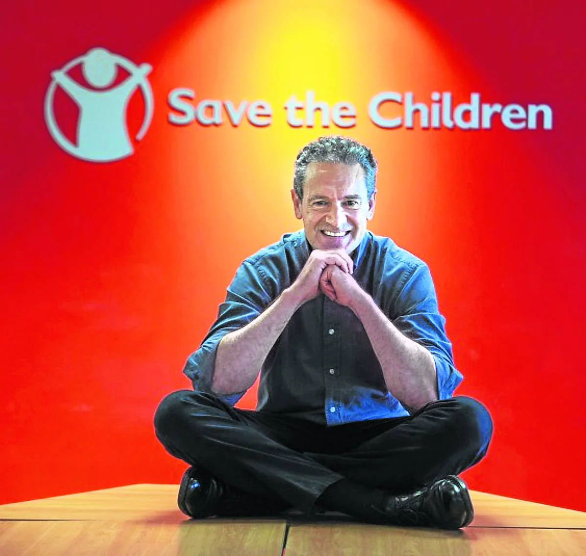 Andrés Conde posa en las oficinas de Save the Children en Madrid./VIRGINIA CARRASCO