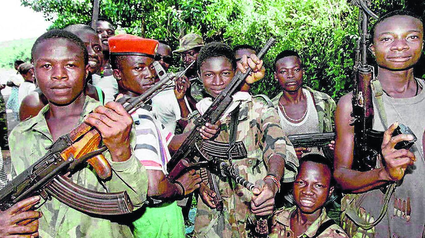 Jovencísimos guerrilleros de Sierra Leona, durante la guerra que se vivió en el país hasta 2001./AFP
