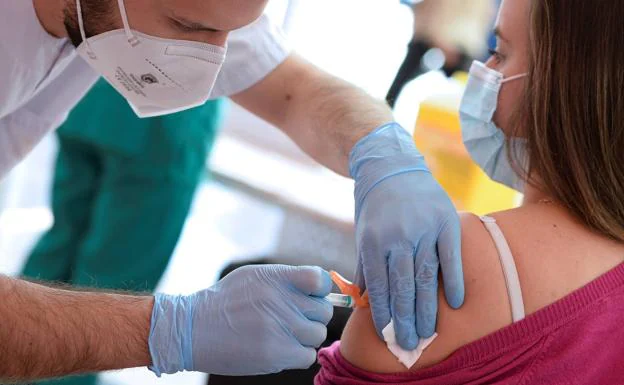 Un sanitario pone una dosis de la vacuna contra la covid-19 en un centro de salud de Valladolid./Efe