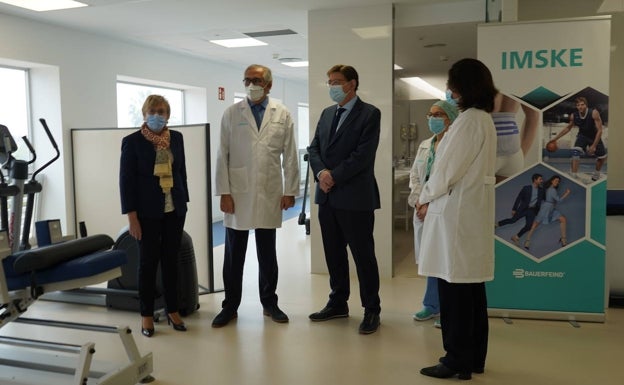 Puig y Barceló con profesionales del hospital IMSKE, el jueves./lp
