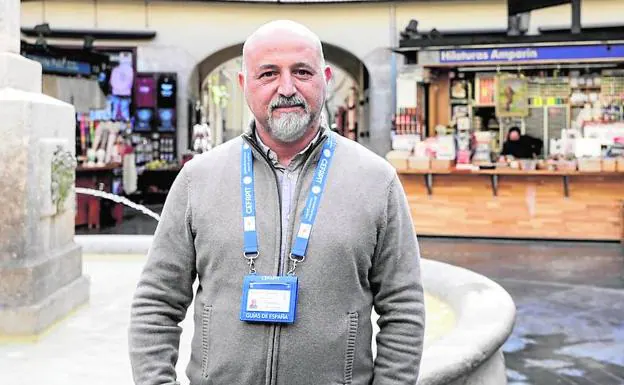 El guía. Alessandro, junto a la fuente de la Plaza Redonda.