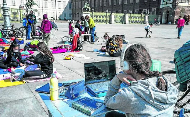 Estudiantes participan en clases al aire libre en Turín para protestar contra la educación a distancia por culpa de la pandemia./t. romano / efe