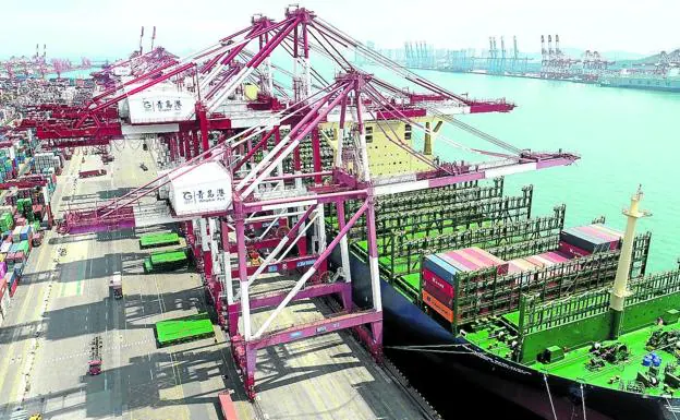Operación de carga en los muelles del puerto chino de Qingdao