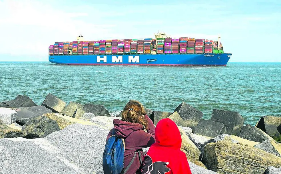 El HMM Algeciras, el portacontenedores más grande del mundo, se aproxima al puerto de Rotterdam/AFP