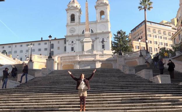 La reportera Laura Martí, en las famosas escaleras, vacías por la pandemia, de la Plaza de España, en Roma./R. C.