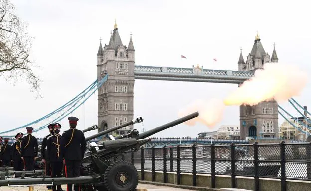 Salvas de ordenanza en el Puente de la Torre de Londres por Felipe de Edimburgo./AFP