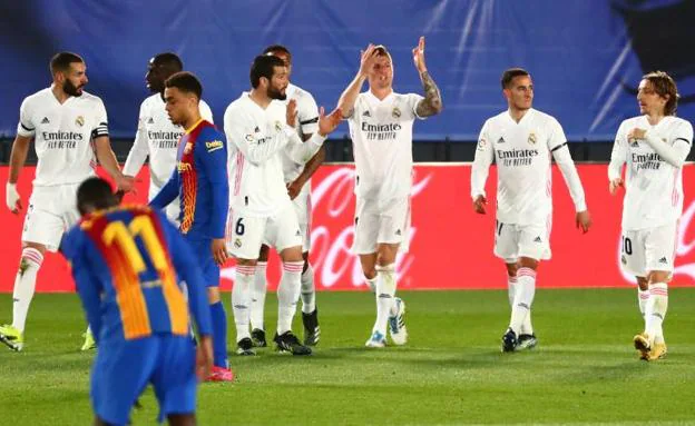 Los jugadores del Madrid celebran el gol de Kroos ante la desolación de Dembélé y Dest./reuters