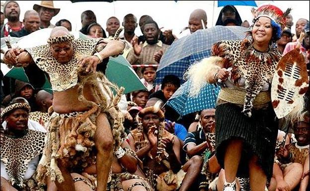 Jacob Zuma, el que fuera presidente de Sudáfrica, baila una danza tribal. /AFP